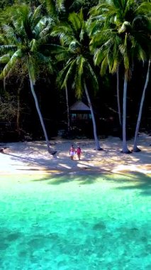 İki arkadaş, canlı palmiye ağaçları ve kristal berrak sularla çevrili Koh Wai Adası Tayland 'ın el değmemiş kıyılarında dolaşıyorlar. Onları doğaya doğru sakin bir kaçış bekliyor..