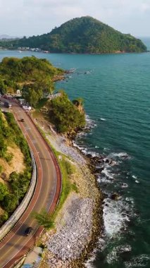 Chantaburi Eyaleti Tayland 'ı saran çarpıcı kıyı otobanını keşfedin. Yeşilliğin ışıl ışıl okyanusla buluştuğu yer. Nefes kesen manzaraya ve sakin atmosfere hayran kaldım..