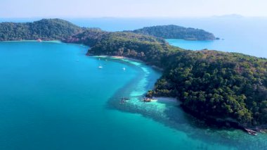 Koh Wai Adası 'nın sakin kıyılarını keşfedin, canlı mavi suların yemyeşil ile buluştuğu. Bu saklı cennetin doğal güzelliğini ve sükunetini tecrübe et. Rahatlamak ve macera yaşamak için mükemmel..