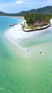 Koh Mook Adaları 'nın turkuaz suları ve el değmemiş kumlu kıyılarını keşfedin. Doğanın ve canlı avuçların arasında güneşin altında huzurlu bir günün tadını çıkar. Rahatla ve cennette rahatla..