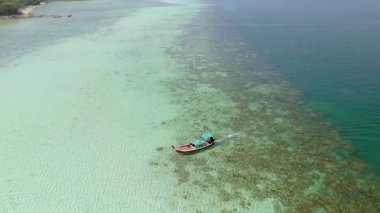 Koh Kradan Adası 'nın sakin sularını ve canlı mercan resiflerini keşfedin. Doğa, macera arayanlar ve rahatlamak için mükemmel olan güzel bir manzarayı gözler önüne sererken, berrak göllerde süzül..