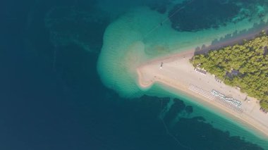 Yumuşak kumların turkuaz sularla buluştuğu ve turistleri dinlenmeye ve güneşi emmeye davet ettiği güzel bir Hırvat plajının tadını çıkarın. Brac Hırvatistan 'daki Zlatni Rat plajı