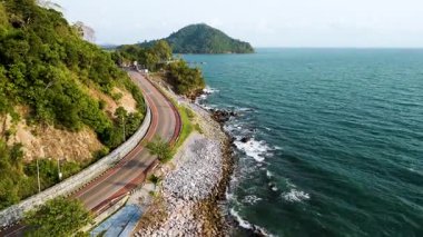 Tayland 'ın Chantaburi eyaletindeki kıyı otoyolu boyunca nefes kesen manzarayı izleyin. Yolculuk dolambaçlı yollar, bereketli tepeler ve ışıl ışıl okyanuslar içerir..