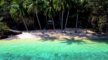 Koh Wai Adası Tayland 'ın dingin cennetini deneyin, kristal berrak suların sallanan palmiye ağaçlarıyla çevrili el değmemiş sahillerle buluştuğu. Bu tropikal cennette biraz rahatlayın..