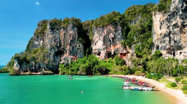 Tonsai Sahili 'nin sakin kıyılarını keşfedin. Krabi, Tayland. Zümrüt sularının yükselen kireçtaşı kayalıklarıyla buluştuğu, maceracılar ve doğa aşıkları için bir cennet yarattığı yer..