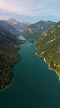 Avusturya Alpleri 'nin kalbindeki Plansee Gölü' nün çarpıcı güzelliğini deneyimleyin. Bereketli yeşil ormanlar ve yüksek tepeler açık hava maceraları ve rahatlama için mükemmel sakin bir atmosfer yaratır..