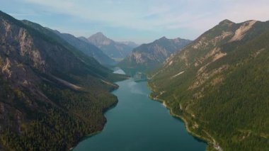 Majestic dağları Avusturya 'nın Plansee Gölü' nün el değmemiş sularını kuşatır. Doğal güzelliğin ortaya çıktığı, keşif ve maceraya davetiye çıkardığı huzurlu anları tecrübe edin..