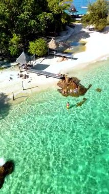 Altın kumların turkuaz sularla buluştuğu Koh Munnork Adası Tayland 'ın doğal güzelliğini görün. Sakin plajları keşfetmek ve tropikal manzaraların ortasındaki açık hava aktivitelerinin tadını çıkarmak..