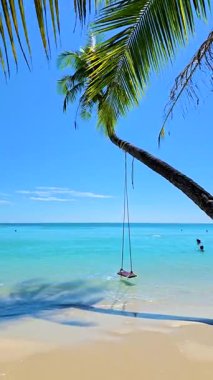 Tayland 'daki Koh Kood Adası' nın sakin cazibesini hissedin. Dalgalar beyaz kumlu kıyılara çarpıyor. Palmiye ağaçlarının altında sallan ve her an tropik cenneti kucakla..