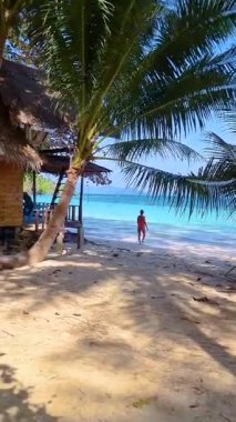 Tayland 'daki Koh Wai Adası' nın sakin güzelliğini keşfedin, altın kumların canlı mavi sularla buluştuğu yeri. Huzurlu bir gün, sallanan palmiye ağaçları ve güneşli bir plaj ile başlar..