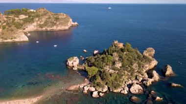 Sicilya 'nın büyüleyici sahil manzarasını deneyin. Köpüklü suların kumlu plajlarla ve yemyeşil alanlarla buluştuğu yer. Bu İtalyan mücevherinde rahatlık ve doğal güzelliklerle dolu bir günün tadını çıkar..