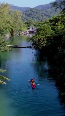 Koh Chang Tayland 'ın sakin sularını, yemyeşil mangrovlarda süzülen bir kano gibi hissedin. Titreşimli çevre ve sakin atmosfer doğanın ortasına macera ve rahatlamaya davetiye çıkarıyor..
