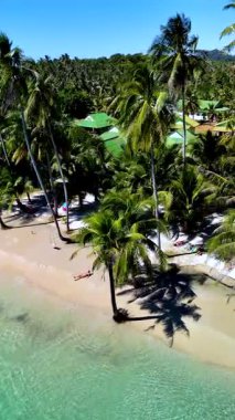 Yumuşak dalgaların kumlu sahilleri öptüğü ve sıcak güneşin altında sallanan palmiye ağaçlarının olduğu Koh Kood 'un sakin kıyılarını keşfedin. Tayland 'da deneyim cenneti.