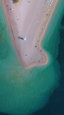 Brac Hırvatistan 'daki Zlatni Rat plajının nefes kesici güzelliğini keşfedin büyüleyici hava perspektifiyle kumlu kıyıları, turkuaz suları ve güneşlenen güneşli yaz gününün tadını çıkarın.
