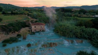 Huzurlu bir akşamda buhar yükselirken Toskana 'nın büyüleyici güzelliğini tecrübe edin. Isı yayları ya da Satürn 'ün sıcak havuzları, Toskana