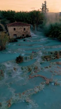 İtalya 'da güneş batarken kendinizi doğal termal yayların büyüleyici güzelliğine daldırın. Isı yayları ya da Satürn 'ün sıcak havuzları, Toskana