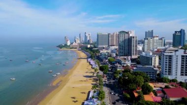 20 Aralık 2024 'te Pattaya Tayland' da sahilde güzel bir günün tadını çıkarıyorsunuz. Çarpıcı ufuk çizgisi kumlu kıyıları ve nazik dalgaları tamamlıyor..