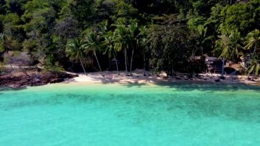 Kristal berrak sular Koh Wai Adası Tayland 'da maceraya davetiye çıkarır. Canlı deniz yaşamını keşfedin ve bereketli yeşilliklerle çevrili sakin bir sahilde sallanan palmiye ağaçlarının altında rahatlayın..