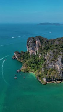Tonsai Krabi, Tayland 'ın büyüleyici güzelliğini keşfedin. Zümrüt sularının yükselen kayalıklarla ve yemyeşil alanlarla buluştuğu yer. Çarpıcı manzaranın ve sakin çevrenin tadını çıkarın. Macera arayanlar için mükemmel..