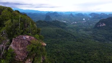 Khao Ngon Nak Krabi Tayland 'ın görkemli güzelliğini, yemyeşil panoramik manzarasını, yüksek dağları ve sakin nehirleri tecrübe edin. Doğa her karede ihtişam bekliyor..