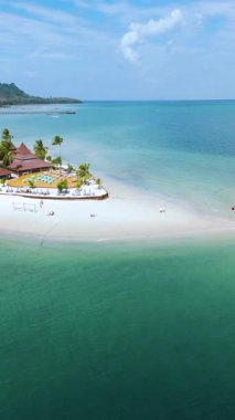 Gök mavisi suların yumuşak kumlu kıyılarla buluştuğu Koh Mook Adası 'nın nefes kesici güzelliğini keşfedin. Gevşe ve tropikal güneşte ıslan. Etrafı gür palmiye ağaçları ve canlı manzaralarla çevrili..