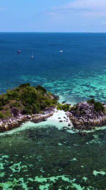 Koh Lipe Tayland sizi canlı deniz yaşamını ve kristal berrak sularını keşfetmeye davet ediyor. Nefis manzaralar ve yemyeşil güzelliklerle çevrili el değmemiş kumsallarda sakin dakikaların tadını çıkar..