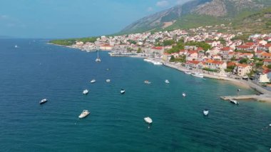 Hırvatların nefes kesici kıyı şeridi teknelerle dolu büyüleyici bir limanı gözler önüne seriyor. Bu huzurlu ortam kıyı yaşamının özünü yakalıyor, Brac Adası.