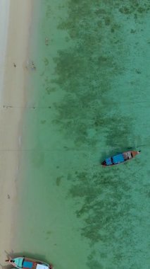 Kristal berrak suları ve davetkar kumsalı ile Koh Kradan Adası 'nın dingin cazibesini deneyin. Güneşin öptüğü kumlar bu tropik cennette rahatlamaya ve maceraya yol açarken tekneler yavaşça sallanıyor..