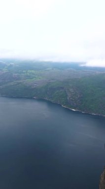 Norveç 'in sakin sularının üzerinde yükselen görkemli uçurumları keşfedin. Bu büyüleyici mekan doğanın güzelliğini gözler önüne seriyor, Preikestolen Norveç