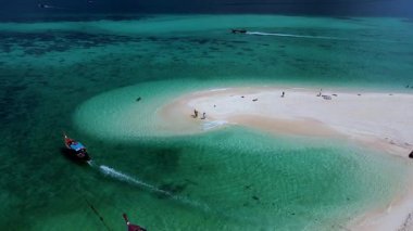 Koh Lipe Tayland 'ın nefes kesen kıyılarını keşfedin, berrak suların yumuşak kumlu sahillerle buluştuğu. Bu cennet adasının sunduğu neşeli aktivitelere ve huzurlu manzaralara tanık olun..
