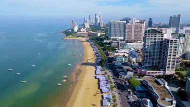 Pattaya Tayland 20 Aralık 2024 çarpıcı gökdelenlerin okyanusla buluştuğu yer. Canlı atmosferin ve bu canlı varış noktasını tanımlayan manzaranın tadını çıkarın..
