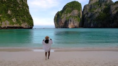 Koh Phi Phi Krabi Tayland 'ın sakin güzelliğini tecrübe edin güneş zümrüt suların üzerinde yükselirken büyüleyici plajlar. Doğa, dinginlik ve bereketli uçurumlar altında keşif için cennet manzarası çizer..