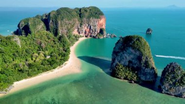 El değmemiş plajları, yemyeşil suları ve sakin sularıyla Krabi Tayland 'ın çarpıcı kıyı manzarasını keşfedin. Railay Sahili 'nin insansız hava görüntüsü