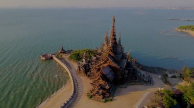 Doğruluk Sığınağı 'nın karmaşık mimarisini keşfederken Pattaya, Tayland' ın nefes kesici güzelliğini tecrübe edin. Huzurlu okyanus zeminine ve benzersiz işçiliğe hayran kaldım..