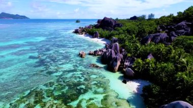 Anse Kaynağı DArgent La Digue Seyşeller kristal berrak suların eşsiz kaya oluşumlarıyla buluştuğu yer. Güneşin tadını çıkar ve huzur içinde doğanın güzelliklerini keşfet..