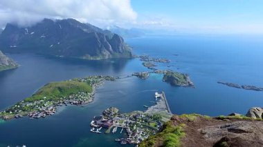 Lofoten Norveç 'in nefes kesici manzaralarında dolaşmak engebeli dağların, sakin suların ve tuhaf kıyı köylerinin ahenkli bir karışımını yakalamak..