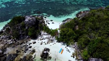 Tayland 'daki Koh Lipe' nin dingin ortamını deneyin, yumuşak kumların kristal berrak sularla buluştuğu. Bereketli yeşilliklerle bezenmiş sakin plajları keşfedin. Rahatlamak ve macera yaşamak için mükemmel..