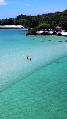 İki maceraperest Koh Mak Tayland 'ın pırıl pırıl turkuaz sularında yürürler. Etrafları el değmemiş plajlar ve yemyeşil yeşilliklerle doludur..