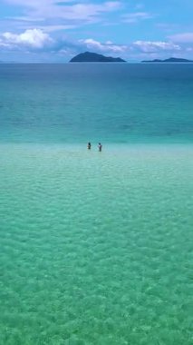 İki maceracı, sonsuz gökyüzü ve denizle çevrili kristal berrak sularda dururken Tayland, Koh Mak 'ın sakin güzelliğini kucaklıyor. Unutulmaz bir ada kaçışı bekliyor..
