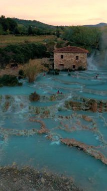 İtalya 'daki büyüleyici mavi termal suları, Satürn' ün sıcak havuzlarını, Toskana 'yı keşfedin. Havuzların sıcaklığı rahatlamayı ve tazelenmeyi davet eder..