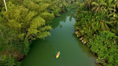 Chumphon, Tayland 'ın sakin ve yemyeşil nehirlerinde süzül. Canlı bitki örtüsü ve sakin sularla çevrili kano sürerken doğanın güzelliğini hissedin ve huzurlu bir kaçış sunun..