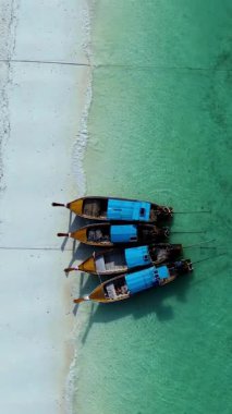 Geleneksel uzun kuyruklu teknelerin el değmemiş kumlu plajlar boyunca dinlendiği Koh Lipe, Tayland 'ın nefes kesici manzarasını kucaklayın. Berrak turkuaz sular macera ve rahatlamaya davetiye çıkarır..