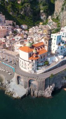 İtalya 'daki Amalfi Sahili' nin nefes kesen güzelliğini deneyimleyin, canlı kıyı kasabaları ve ikonik Akdeniz mimarisi ile dingin sulara ve kayalıklara karşı.