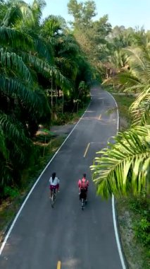 Chumphon, Tayland 'ın dingin güzelliğini, kıvrımlı yeşil yollarda bisiklet sürerken tecrübe edin. Ferahlatıcı esintiyi hisset ve kendini ihtişamlı doğaya daldır..