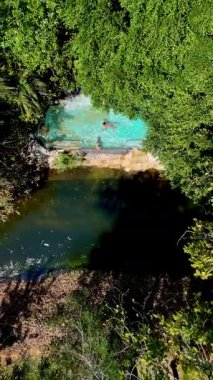 Tayland 'da berrak havuz sularının dingin doğayla buluştuğu sakin bir kaçış keşfet. Rahatlamak ve nefes kesici manzaralara dalmak için mükemmel bir kaçış yolu..