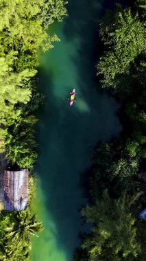 Koh Changs 'ın dingin güzelliğini, bereketli manzaraları ve sakin suları, zümrüt sularda süzülürken, canlı yeşillikleri hissedin. Doğaya mükemmel bir kaçış kucaklaşması.