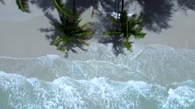 Koh Kood Adası 'nın sakin kıyılarını keşfedin. Yumuşak kumlarda hafif dalgalar ve rüzgarda sallanan palmiye ağaçları. Tayland 'ın bu gizli taşında güneşli bir günde cenneti deneyimlemek..