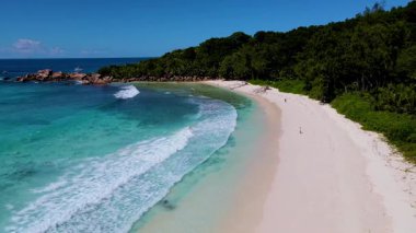 Yumuşak kumların kristal berrak sularla buluştuğu Seyşeller 'in çarpıcı sahil şeridini keşfedin. Bu tropikal cennetin huzurunun tadını çıkarın. Nazik dalgalar kıyıları okşayarak rahatlatıyor..