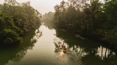 Sabahın erken saatlerinde Chumphon 'u bir kano sakince süzülürken sükunet kaplar. Bereketli yeşillik nehri çevreleyerek doğaya huzurlu bir kaçış sağlıyor..
