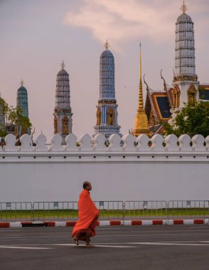10 Ocak 2025 'te Bangkok Tayland' da büyüleyici Wat Phra Kaew Tapınağı yakınlarındaki büyüleyici bir patika boyunca bir keşiş zarif bir şekilde yürür.. 